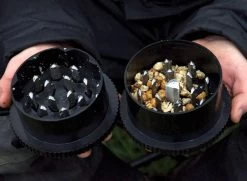 Carp Spirit - Metal Bait Crusher -Wilde Visserij Winkel cs bait crusher in use 3